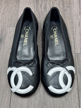 NEW CHANEL CAMBON BLACK QUILTED LEATHER FLATS WITH LARGE WHITE CC LOGO 39C BLAZY